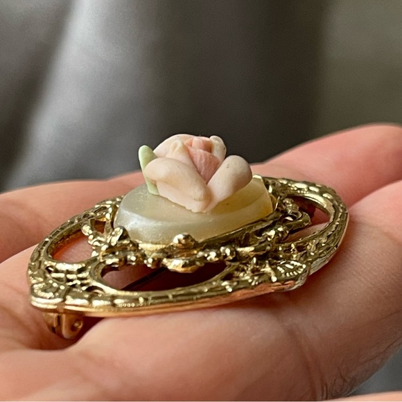 1928 | Vintage | Pink Rose Collection Porcelain Flower Gold Tone Pin Brooch - Picture 4 of 14